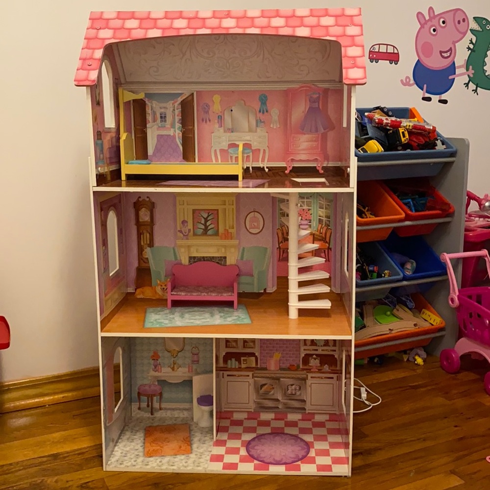 Beautiful doll house that my daughter grew out of